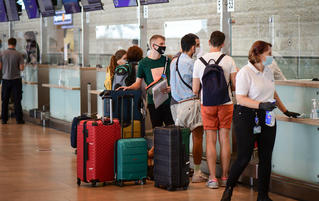 Bỏ con sơ sinh lại sân bay vì… không muốn mua vé