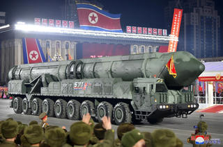 Hình ảnh Triều Tiên trình diễn Hwasong-17 trong cuộc duyệt binh ban đêm