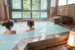 Hàng nghìn phụ nữ bị quay lén khi tắm suối nước nóng ở Nhật
