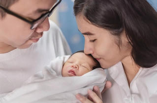 Chồng tự đỡ đẻ cho vợ nhờ hướng dẫn qua điện thoại 