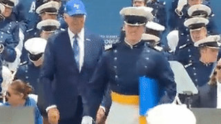 Tình hình Tổng thống Mỹ Biden sau sự cố tại lễ tốt nghiệp trường không quân