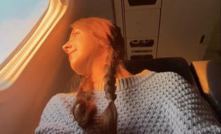 Cô gái đi làm bằng máy bay để… tiết kiệm tiền thuê nhà 