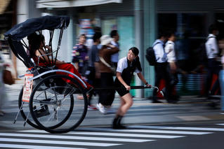 Độc đáo hình ảnh những cô gái Nhật làm nghề kéo xe