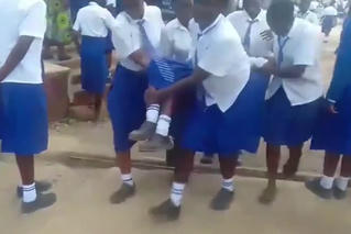 Bí ẩn căn bệnh khiến gần 100 nữ sinh Kenya đột nhiên bị liệt 