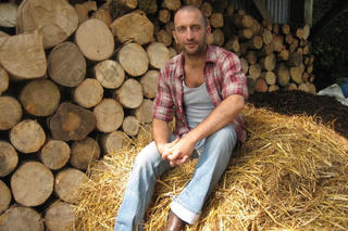 Người đàn ông sống không dùng tiền suốt 15 năm 