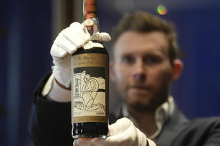 Chai rượu đắt nhất thế giới được bán giá hơn 65 tỷ đồng