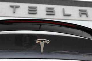 Robot nhà máy Tesla ‘tấn công’ công nhân