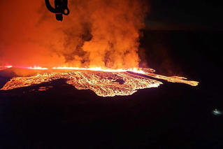 Núi lửa phun trào ở Iceland, gây nguy hiểm làng chài 