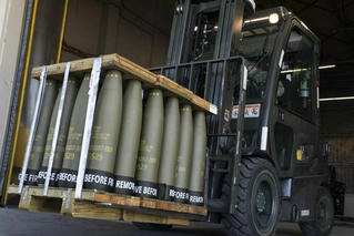 NATO ký hợp đồng mua đạn pháo hơn 1 tỷ USD 