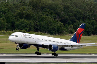 Máy bay Boeing 757 chở 190 hành khách bị rơi bánh khi chuẩn bị cất cánh