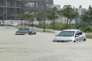 Dubai chìm trong nước 