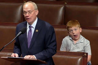 Cảnh gây 'sốt' của con trai nghị sĩ Mỹ khi bố đang phát biểu