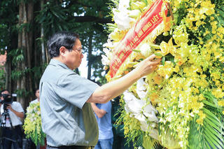 Thủ tướng tưởng niệm các Anh hùng liệt sĩ và tặng quà gia đình chính sách tại Thái Nguyên