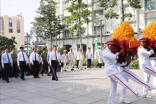 Tổng Bí thư, Chủ tịch nước Tô Lâm dâng hoa trước tượng đài Bác Hồ tại TP Hồ Chí Minh