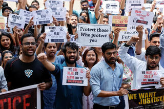 Tại sao ngành y tế toàn Ấn Độ dừng đón bệnh nhân trong 24 giờ?