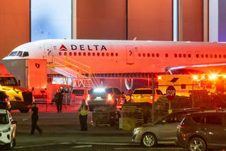 Nổ lốp máy bay ở Mỹ, 2 người tử vong 