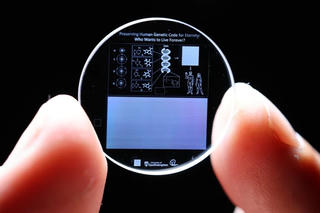 Toàn bộ gen người được lưu trữ trong mẫu kính cực nhỏ