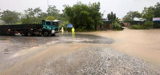 Nhiều đoạn đường ở Tuyên Quang ngập sâu do mưa to