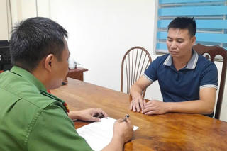 Khởi tố tài xế cố tình lái xe vào cảnh sát giao thông