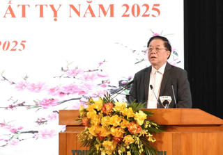 Trưởng ban Tuyên giáo Trung ương Nguyễn Trọng Nghĩa trao quà Tết tại Tuyên Quang 