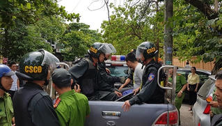 Khống chế kẻ nghi 'ngáo đá' dùng dao đâm xe nhiều người