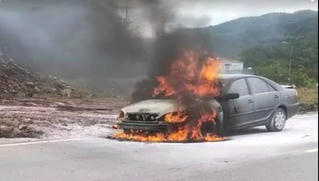 Xe ô tô 4 chỗ cháy ngùn ngụt khi đang lưu thông trên đường
