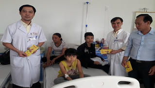 Báo PLVN khu vực Bình Trị Thiên tặng quà bệnh nhi ung thư 