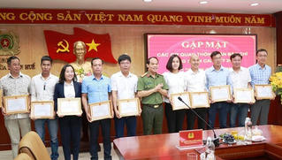 Trưởng văn phòng báo PLVN khu vực Bình Trị Thiên được công an tỉnh Thừa Thiên Huế khen thưởng