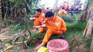 Công ty Điện lực Thừa Thiên Huế: Nỗ lực thực hiện nhiệm vụ trong thời tiết cực đoan