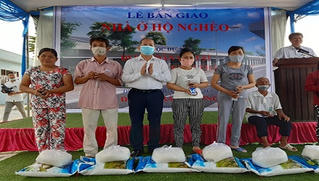 25 hộ nghèo thuộc dự án di dời dân cư khu vực I kinh thành Huế được giao nhà