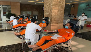 Hàng trăm nhân viên điện lực hiến máu cứu người