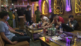 Bắt quả tang loạt “dân chơi” đang “bay, lắc” tại quán karaoke Royal
