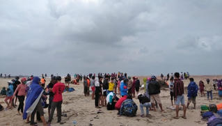 Huy động trực thăng cứu 11 người trên tàu Vietship