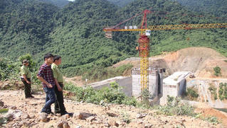 Hơn mười công nhân nghi bị vùi lấp do sạt lở thủy điện