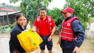 Big C Huế tặng 500 phần quà cho người dân vùng lũ Hương Trà