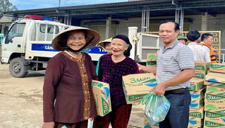 Văn phòng đại diện báo Pháp luật Việt Nam khu vực Bình Trị Thiên trao quà cho người dân “rốn lũ” miền Trung