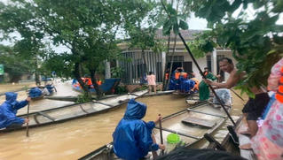 Cụ ông 80 tuổi bị nước lũ cuốn mất tích khi cùng con trai đi trao quà cứu trợ cho dân vùng lũ