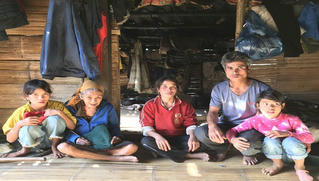 Vợ chồng nghèo người Vân Kiều trả lại tiền sót trong quần áo cứu trợ