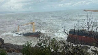 Thả phao quay chống dầu tại khu vực “tàu lạ” bị kẹt