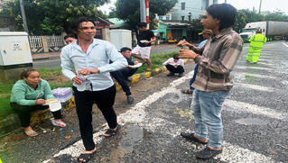 Trạm CSGT Phú Lộc phát cơm miễn phí cho tài xế bị kẹt do bão số 9