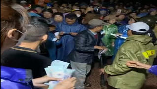 Tát vào trưởng thôn vì nghi danh sách nhận quà từ ca sĩ Thủy Tiên một đằng lại phát phiếu 1 nẻo