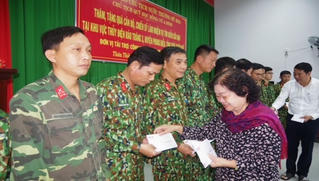Nguyên Phó Chủ tịch nước Trương Mỹ Hoa thăm lực lượng tham gia cứu nạn vụ sạt lở thủy điện Rào Trăng 3
