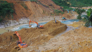 Ngăn sông, xẻ núi, nắn dòng chảy tìm công nhân mất tích ở thủy điện Rào Trăng 3