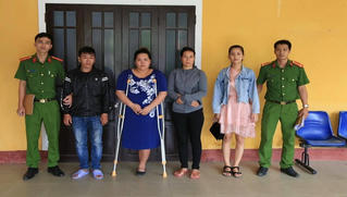 Bốn đối tượng lột đồ đánh ghen rồi quay clip lên mạng bị “sa lưới”