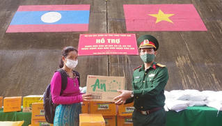 Bộ CHQS tỉnh Thừa Thiên Huế hỗ trợ nhu yếu phẩm cho nhân dân Lào bị ảnh hưởng của mưa lũ