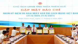 Văn phòng đại diện báo PLVN khu vực Bình Trị Thiên được tặng bằng khen trong công tác xã hội, thiện nguyện