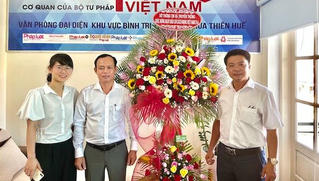 Cơ quan, đơn vị chúc mừng Văn phòng đại diện báo PLVN khu vực Bình Trị Thiên 