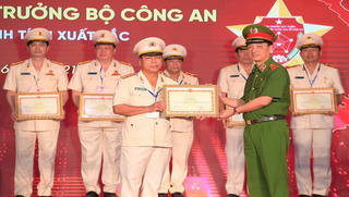 Bộ Công an tặng bằng khen cho Công an Quảng Trị về thành tích trong cấp căn cước công dân