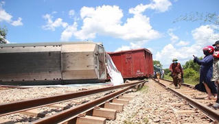 Tàu chở hàng trật bánh, đường sắt Bắc – Nam qua Quảng Trị tê liệt nhiều giờ