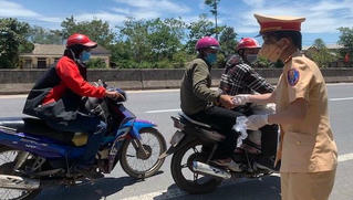 Hình ảnh đẹp của lực lượng vũ trang Bình Trị Thiên: Xung kích trên tuyến đầu chống dịch Covid-19